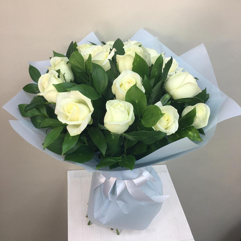 Букет 15 Белых роз Проуд в Багратионовске