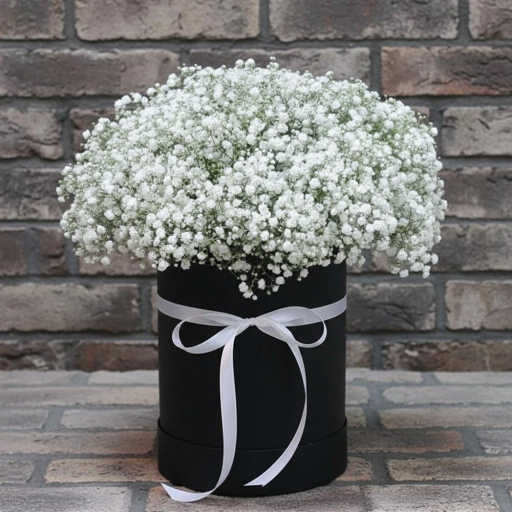 Цветочная композиция из Гипсофила в шляпной коробке в Багратионовске