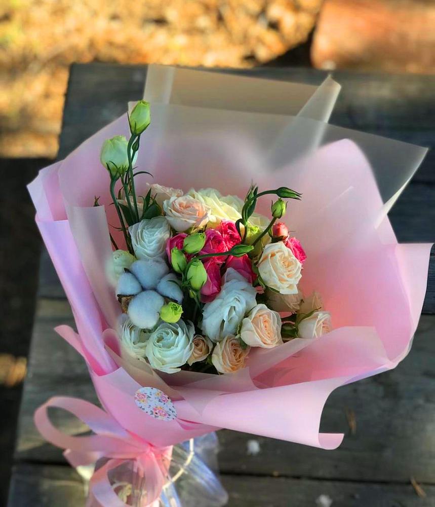 Букет цветов из: Розы и Лизиантусы в Багратионовске