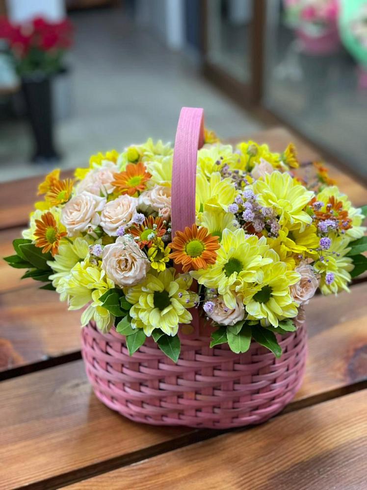Цветочная композиция из Хризантемы и Розы в корзине в Багратионовске