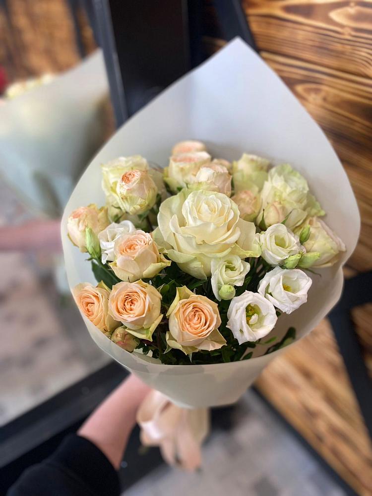 Букет цветов из: Розы и Лизиантусы в Багратионовске